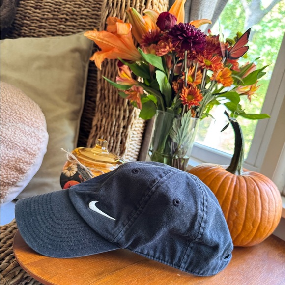 Nike Black Cap Baseball Hat Embroidered White Logo Faded Style 1 Size - Picture 1 of 8